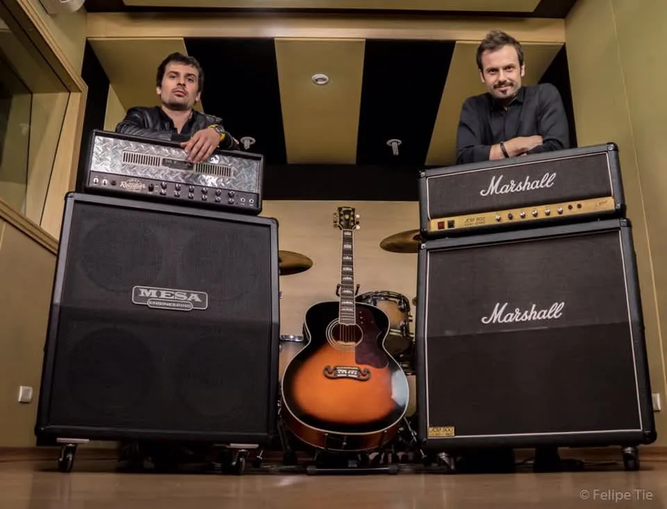 Equipe do PSP Estúdio com amplificadores Mesa Boogie e Marshall na sala de gravação